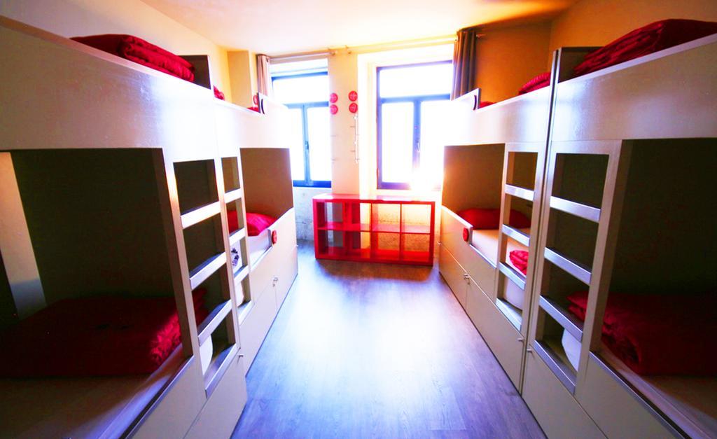Hostel Pilot Design & Bar
